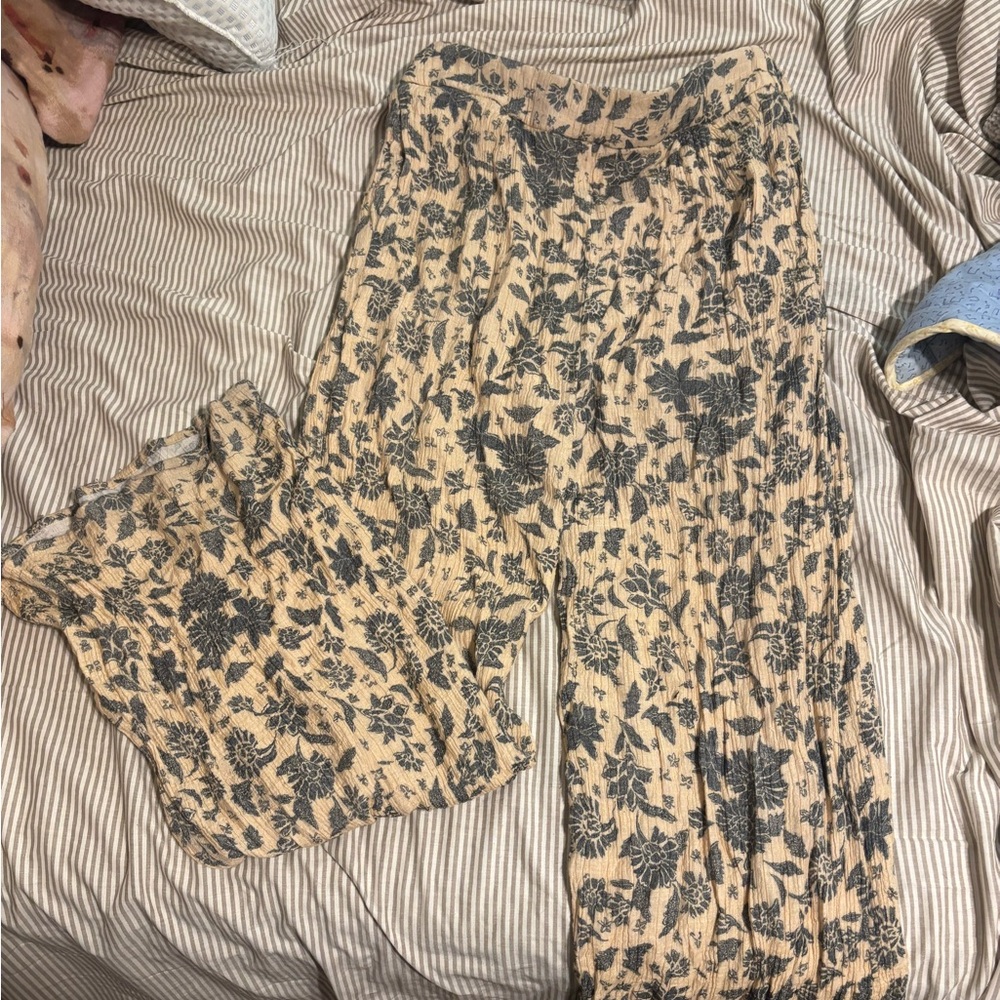 Wonderly Floral Patterned Garment in Cream and Gray